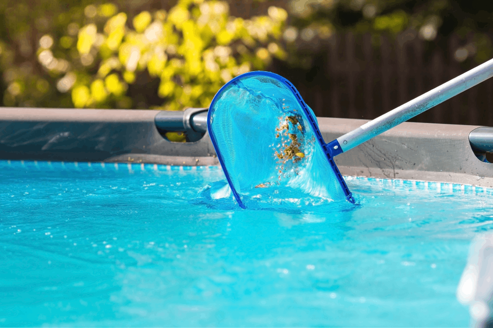 Persona limpiando una piscina